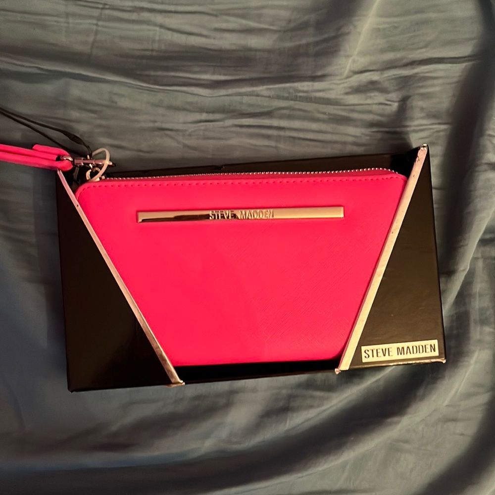 Steve Madden Fuschia wristlet new with tags